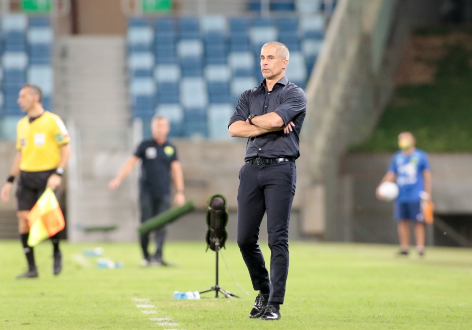 Técnico Sylvinho durante duelo contra o Cuiabá nesta segunda-feira