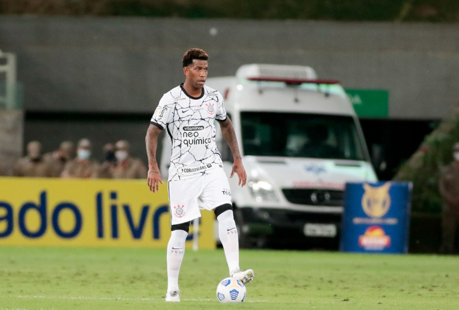 Zagueiro Gil durante partida contra o Cuiabá pela 13ª rodada do Campeonato Brasileiro