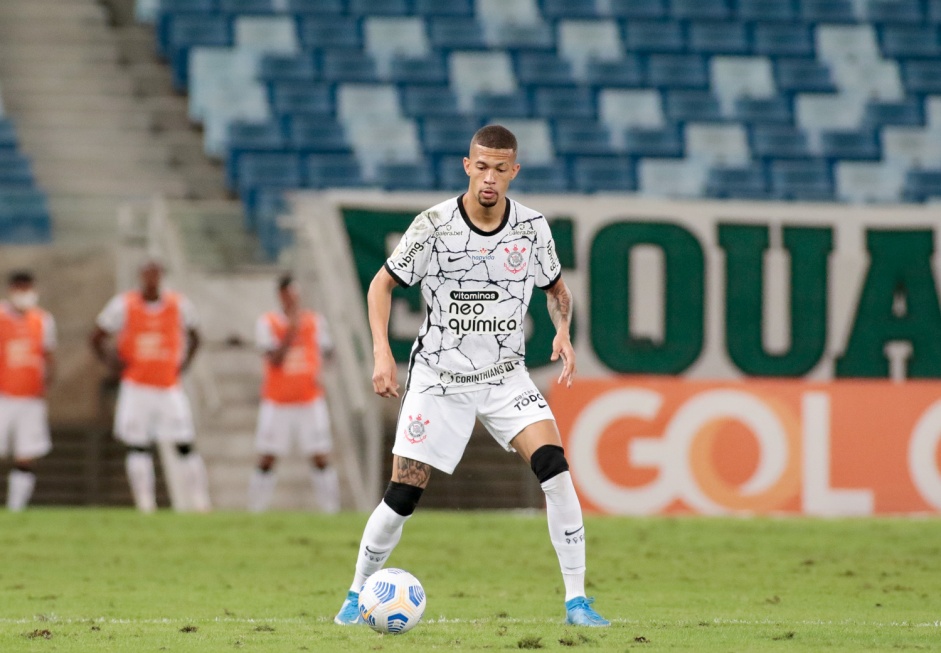 Zagueiro João Victor durante partida contra o Cuiabá nesta segunda-feira