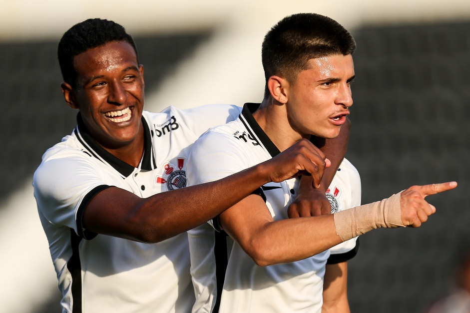 Robert Renan e Lo Mana comemorando o gol do camisa 2 do Corinthians