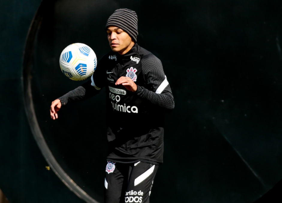 Adson durante treino do Corinthians em preparação para duelo contra o Flamengo