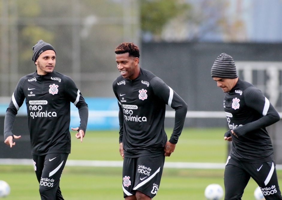 Fábio Santos, Gil e Fagner em treino preparatório para jogo contra o Flamengo, pelo Brasileirão