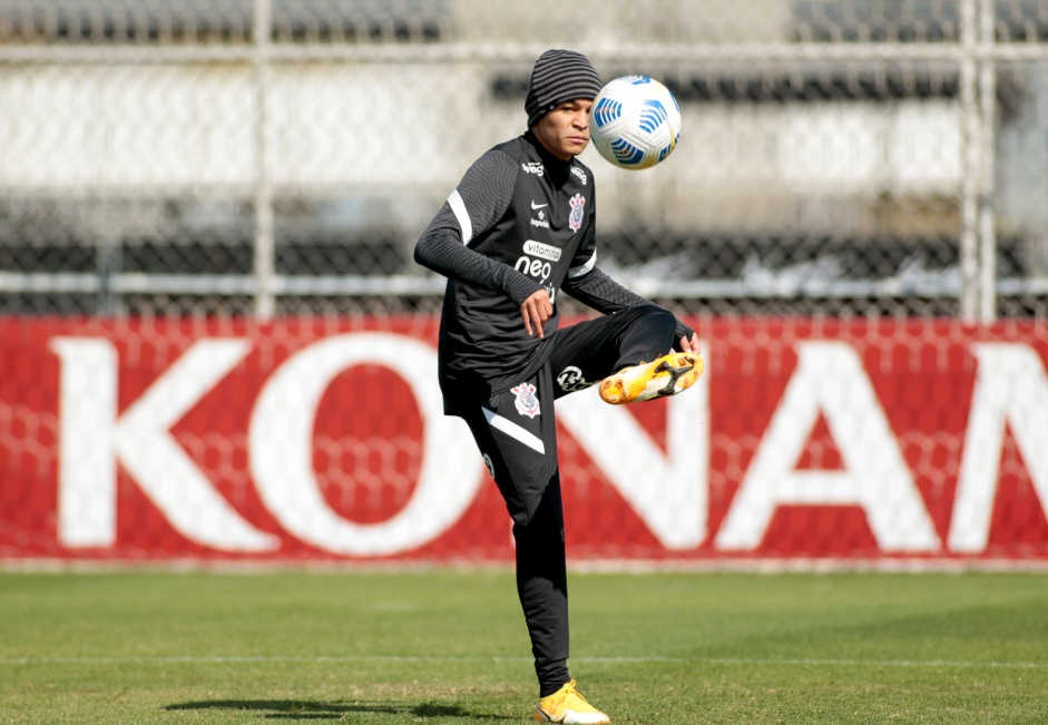 Garoto Adson durante treino do Corinthians em preparação para duelo contra o Flamengo