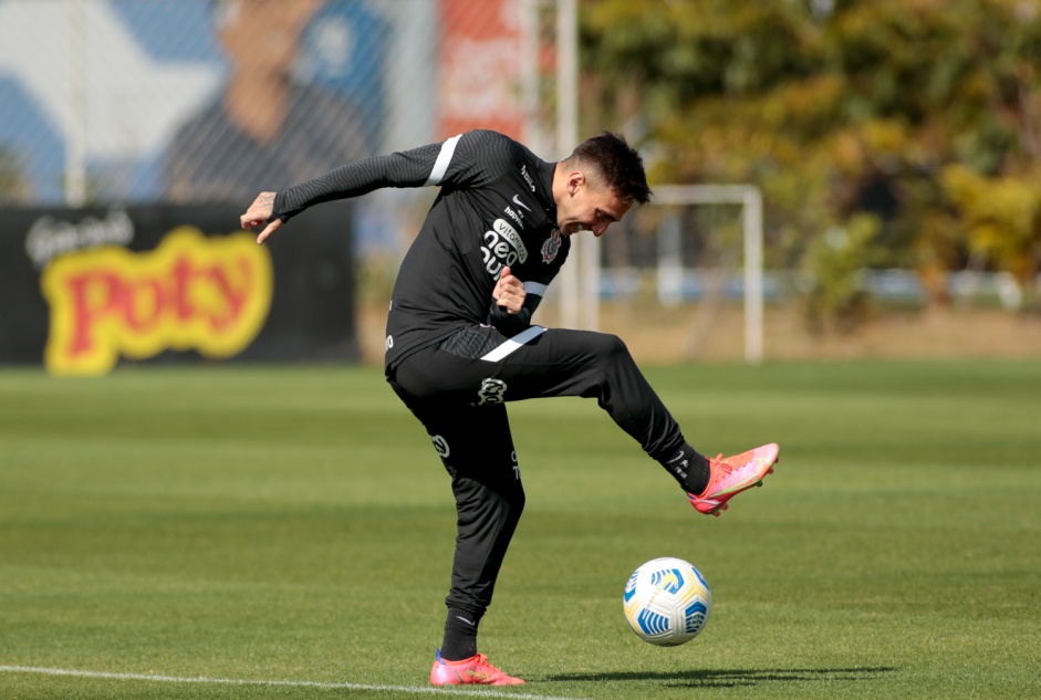 Gustavo Silva durante treino do Corinthians em preparação para duelo contra o Flamengo