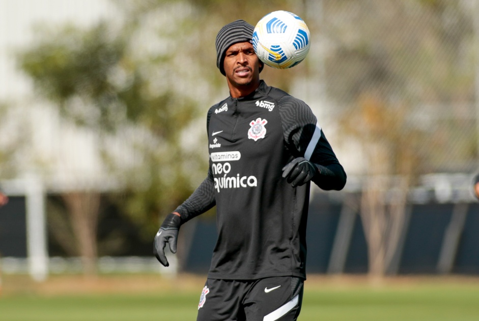 Jô durante treino do Corinthians em preparação para duelo contra o Flamengo