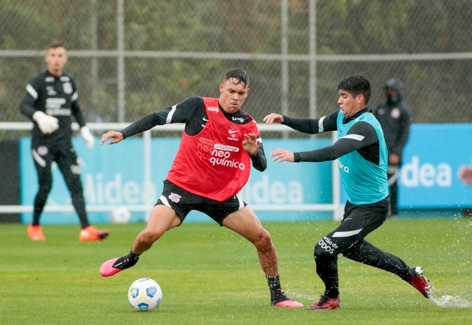 Joo Pedro e Araos em treino preparatrio para jogo contra o Flamengo, pelo Campeonato Brasileiro