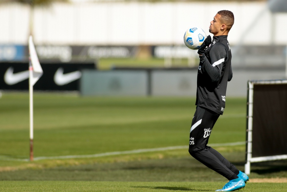 João Victor durante treino do Corinthians em preparação para duelo contra o Flamengo