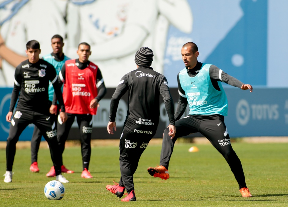 Lucas Belezi e companheiros durante treino preparatrio do Corinthians para duelo diante o Flamengo