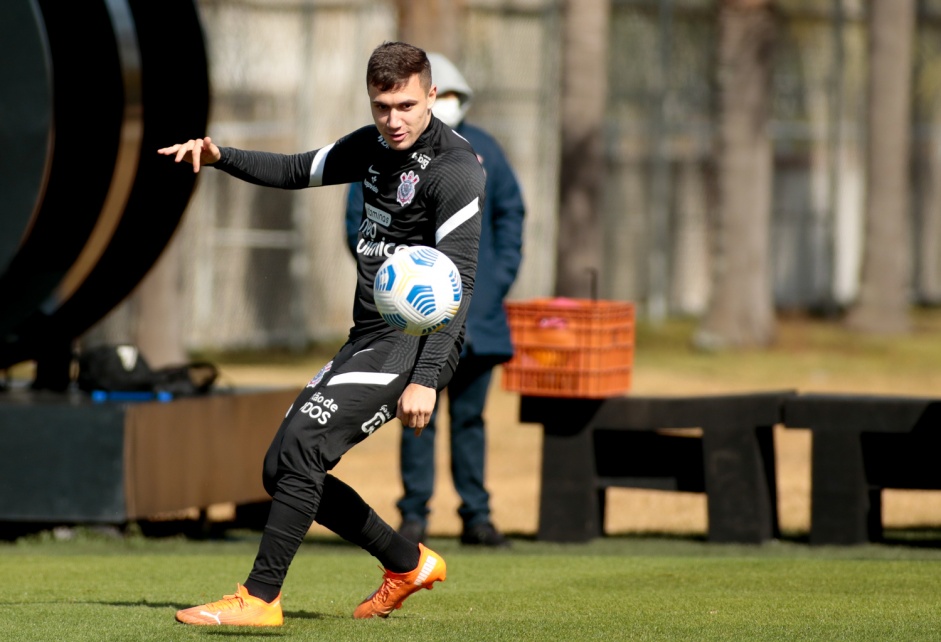 Lucas Piton durante treino do Corinthians em preparação para duelo contra o Flamengo