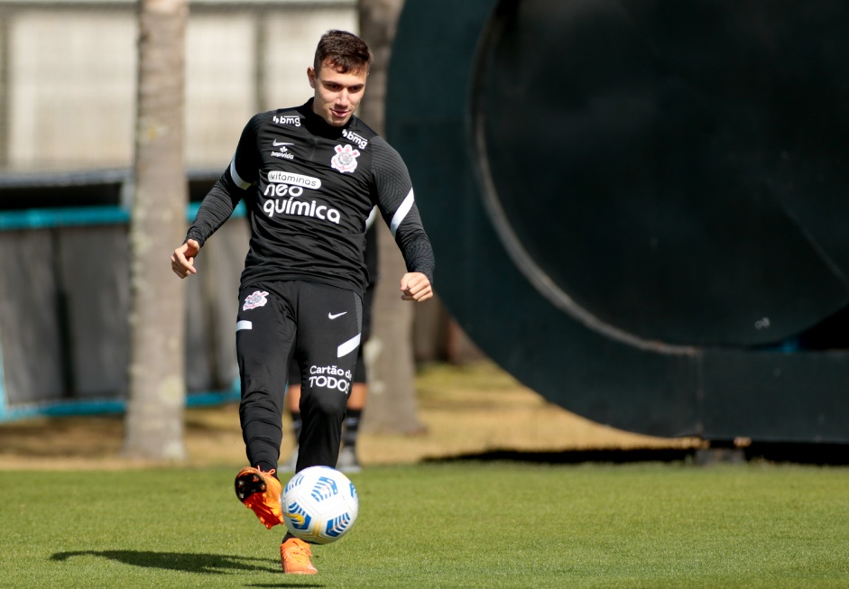 Piton durante treino do Corinthians em preparação para duelo contra o Flamengo