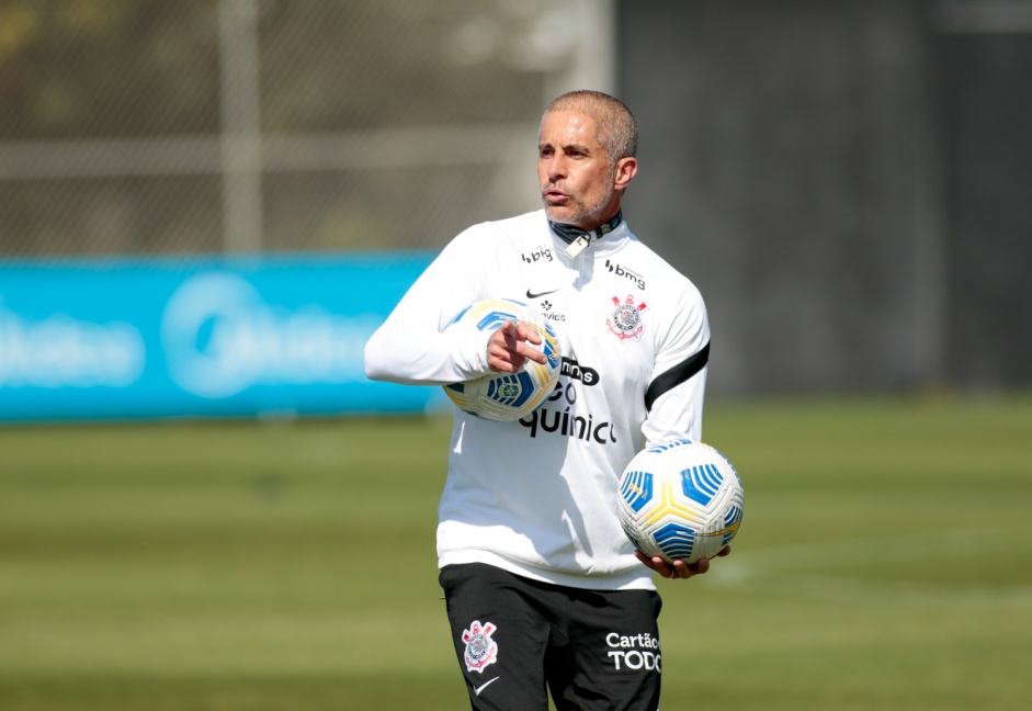 Sylvinho durante treino do Corinthians em preparação para duelo contra o Flamengo