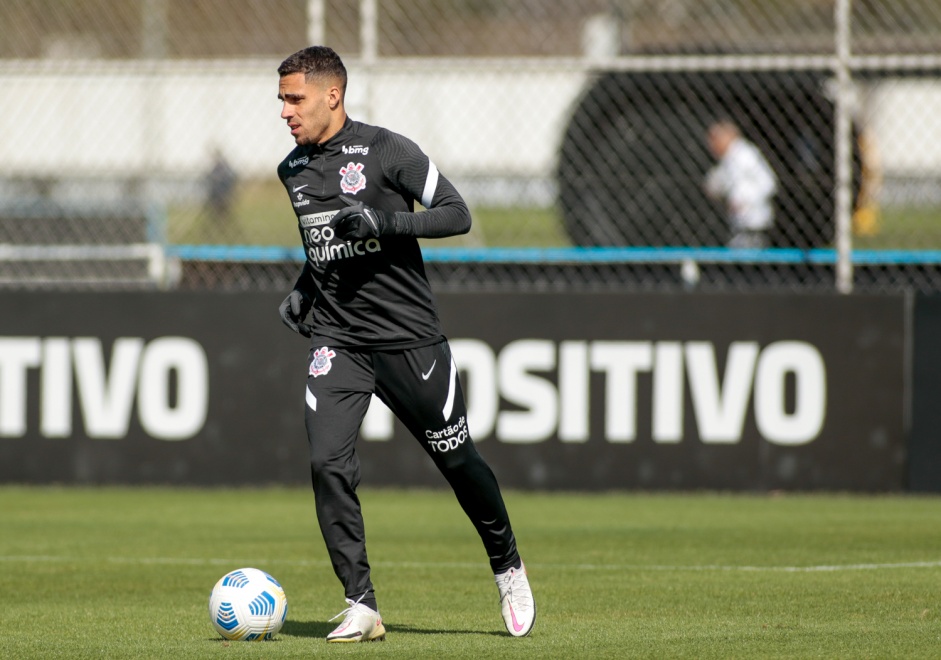 Volante Gabriel durante treino do Corinthians em preparação para duelo contra o Flamengo