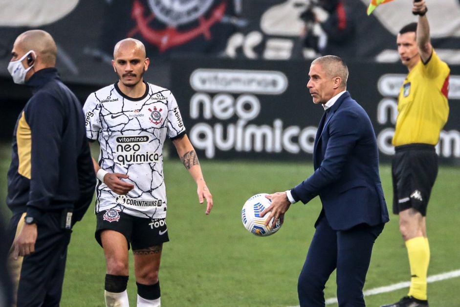 Fbio Santos e Sylvinho em partida contra o Flamengo, pelo Brasileiro, na Neo Qumica Arena