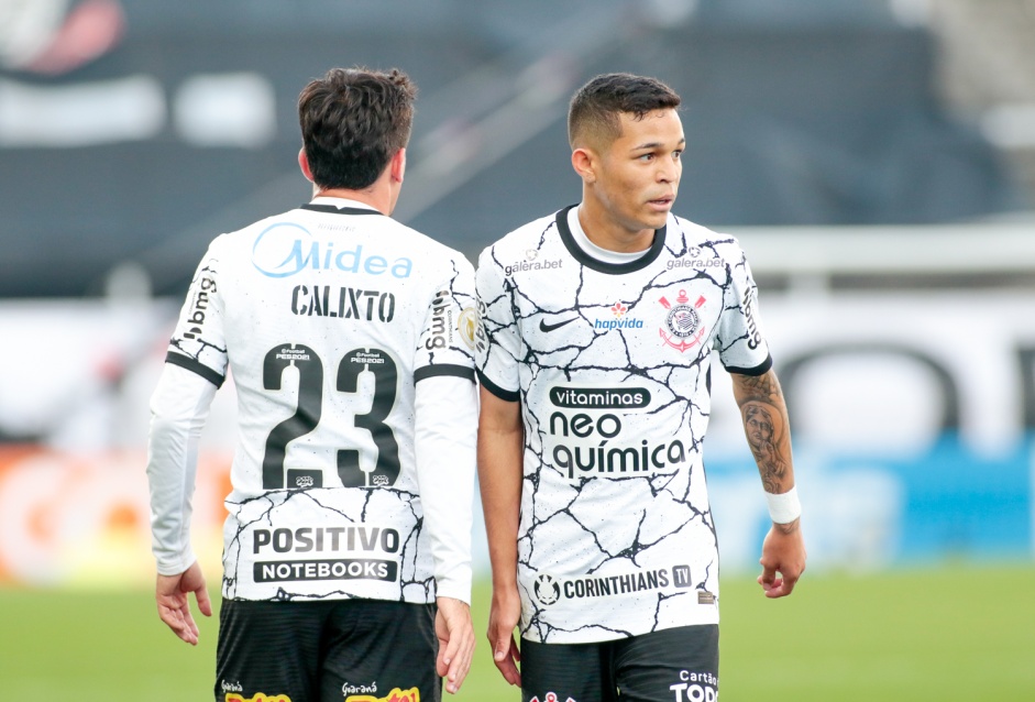Fagner e Adson durante jogo entre Corinthians e Flamengo, pelo Brasileiro, na Neo Qumica Arena