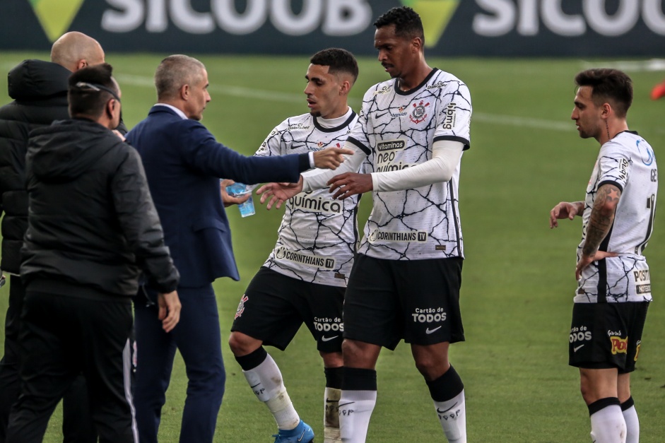 Gabriel, J e Sylvinho no duelo entre Corinthians e Flamengo, na Neo Qumica Arena