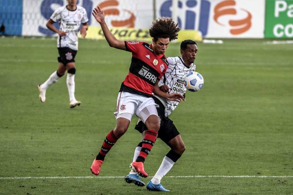 J e Aro no duelo entre Corinthians e Flamengo, na Neo Qumica Arena, pelo Brasileiro