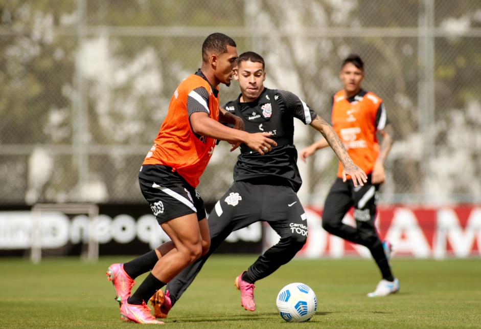 Du Queiroz e Gabriel Pereira em treino do Corinthians