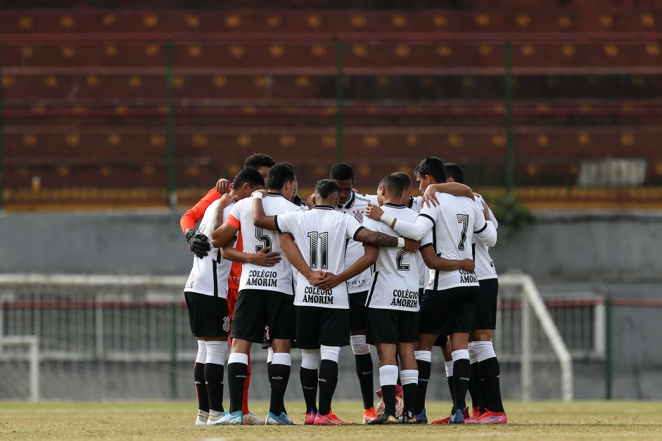 Elenco do Corinthians durante jogo contra a Portuguesa, pelo Campeonato Paulista Sub-20