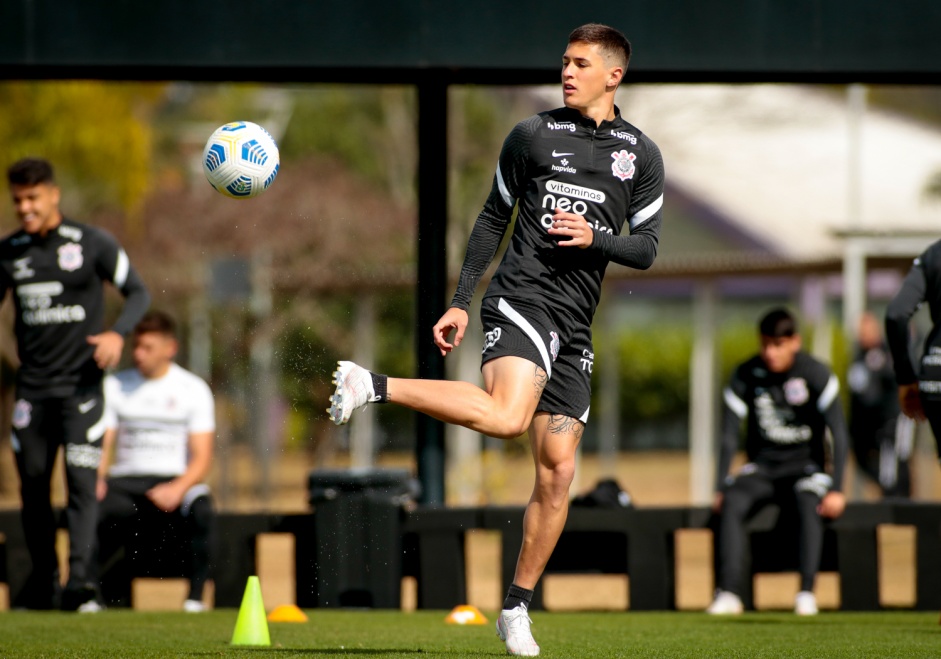 Mateus Vital durante o treino no Centro de Treinamentos do Corinthians