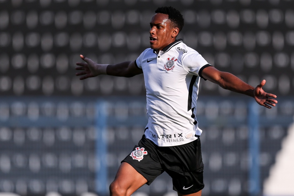 Cau comemorando gol no jogo entre Corinthians e Palmeiras, pelo Campeonato Brasileiro Sub-20