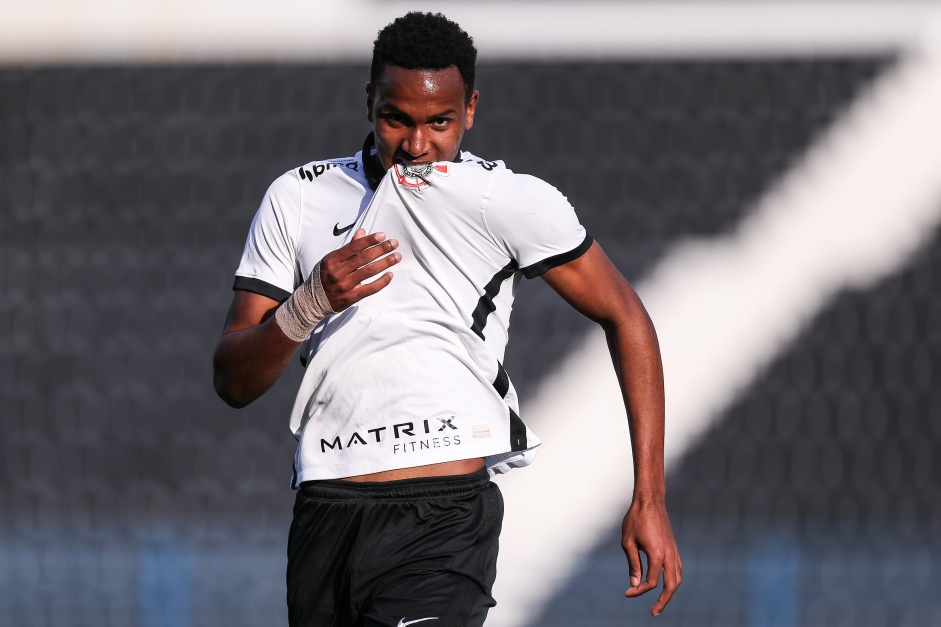 Cau feliz com seu gol na partida entre Corinthians e Palmeiras, pelo Brasileiro Sub-20
