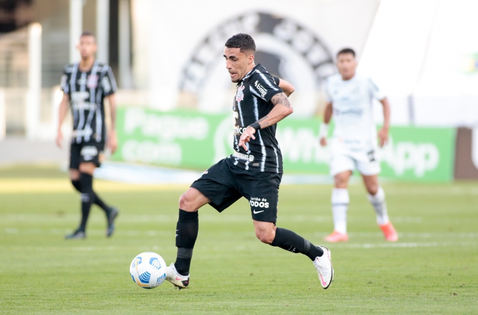 Gabriel durante partida entre Corinthians e Santos, na Vila Belmiro, pelo Campeonato Brasileiro