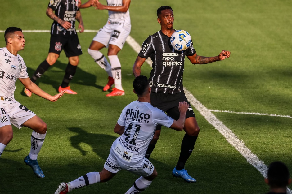 J durante partida entre Corinthians e Santos, na Vila Belmiro, pelo Brasileiro
