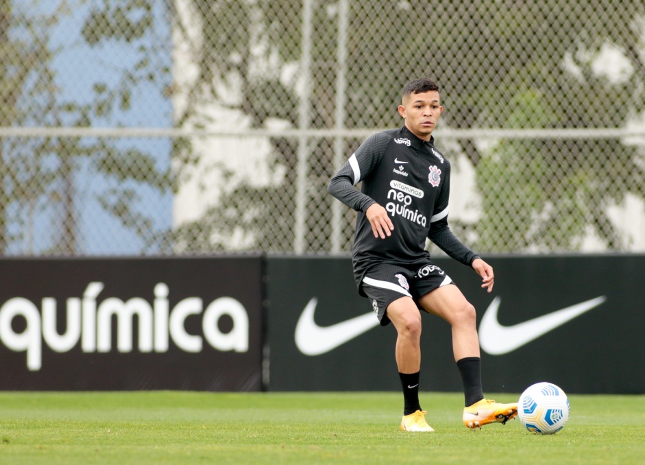Adson no treinamento do Corinthians com foco no jogo diante o Cear