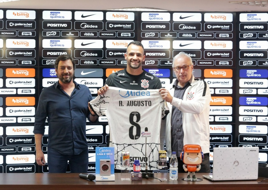 Duilio, Roberto e Renato Augusto com a camisa do jogador que vestir a 8