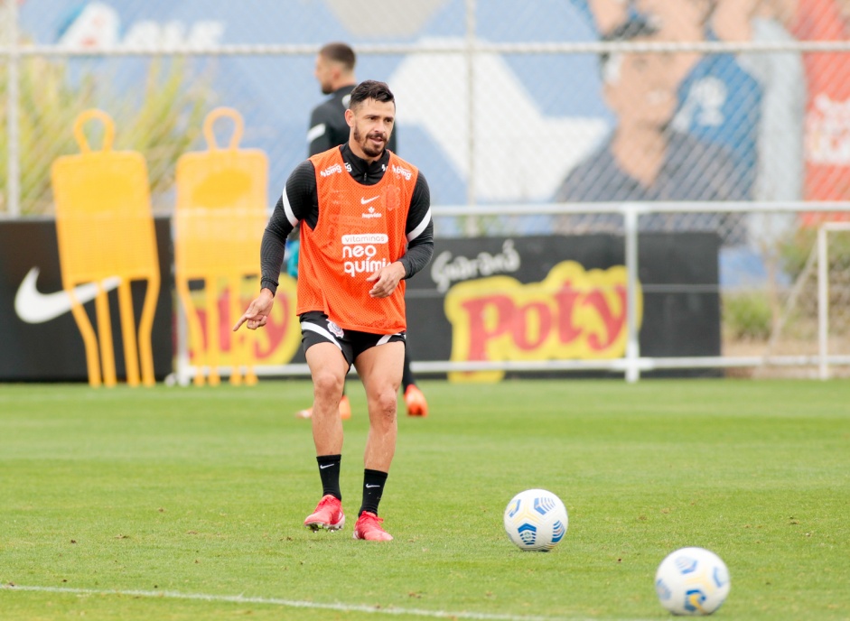 Giuliano no treinamento do Corinthians com foco no jogo diante o Cear