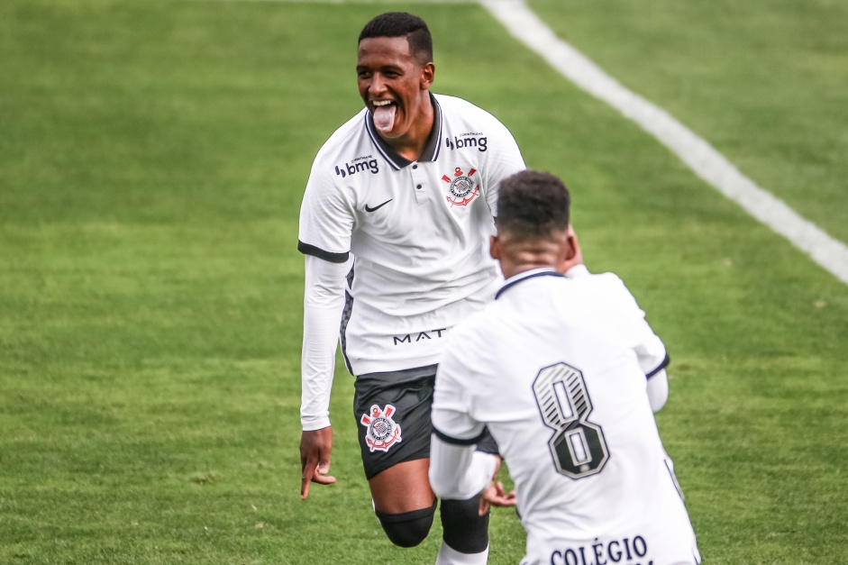 Robert Renan comemorando seu gol no duelo entre Corinthians e Nacional-SP, pelo Paulista Sub-20