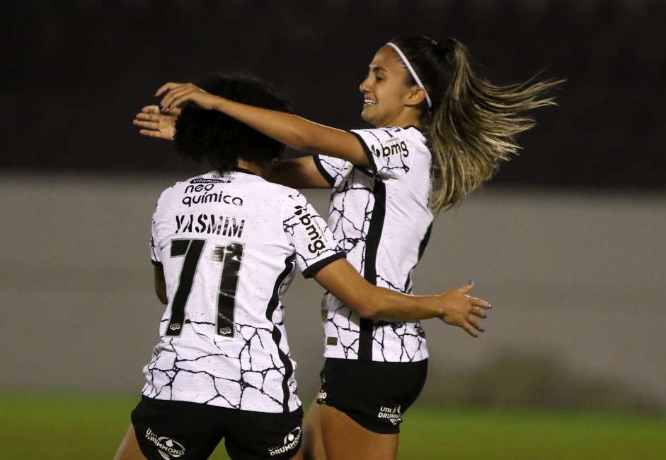 Yasmin e Diany durante jogo entre Corinthians e Ferroviria, pelo Campeonato Paulista Feminino