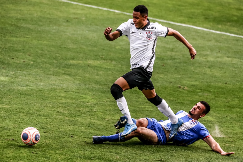 Zagueiro Roberto Renan marca o gol do Corinthians contra o Nacional-SP, pelo Paulista Sub-20