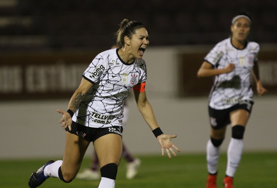 Zanotti eufrica com seu gol diante a Ferroviria, pelo Campeonato Paulista Feminino