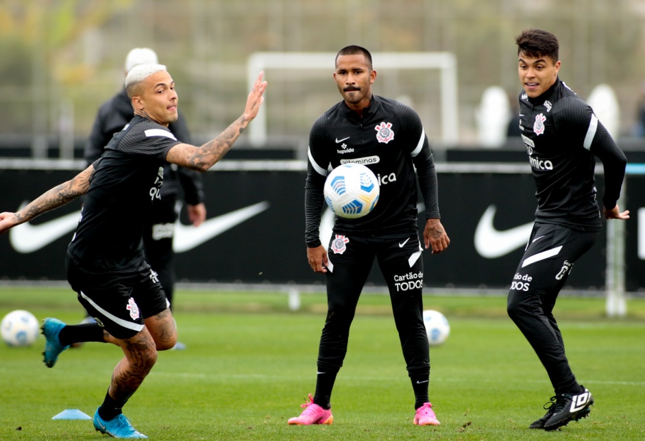 Thiaguinho, Marquinhos e Roni em treinamento no centro de treinamento do Corinthians