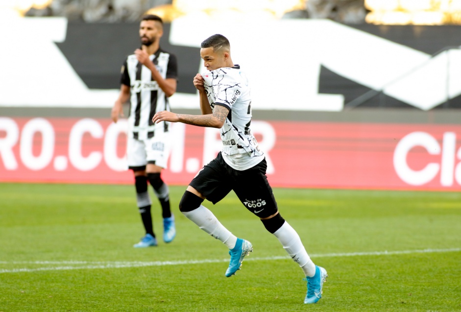 Adson comemorando seus gols no duelo entre Corinthians e Cear na Neo Qumica Arena