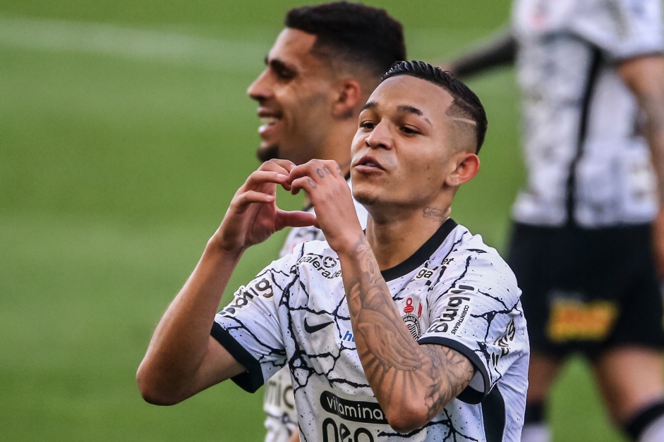 Adson marcou dois gols no jogo entre Corinthians e Cear, pelo Campeonato Brasileiro
