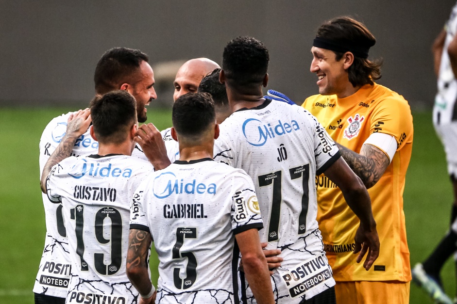 Jogadores comemoram o gol de Renato Augusto diante o Cear, na Neo Qumica Arena