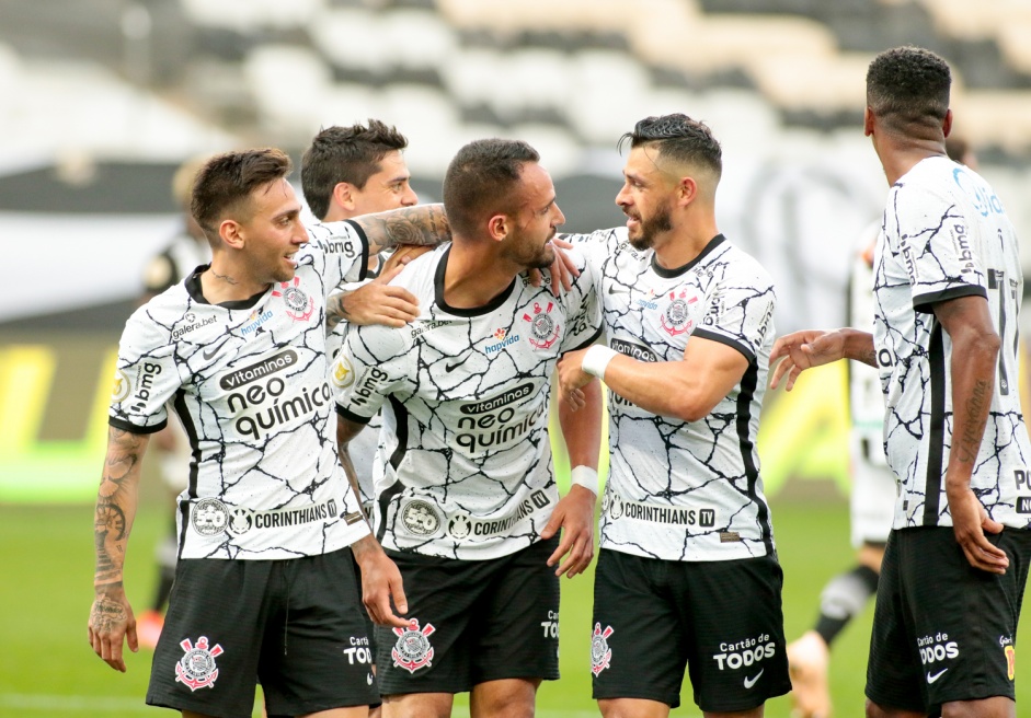 Jogadores comemorando gol de Renato Augusto, contra o Cear