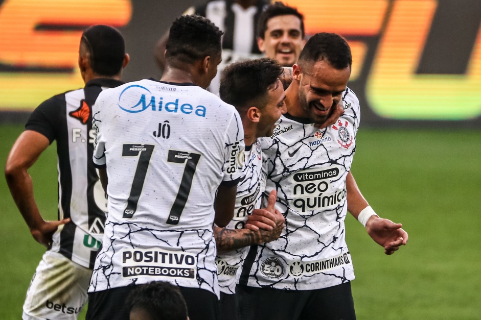 Jogadores do Corinthians comemoram o gol de Renato Augusto contra o Cear