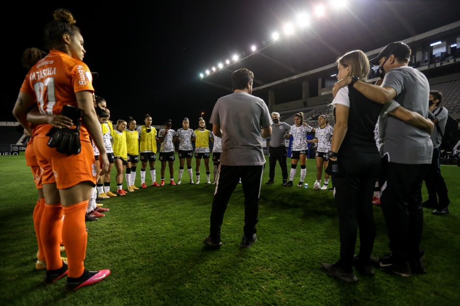 Arthur Elias e elenco feminino durante jogo entre Corinthians e Ava Kindermann