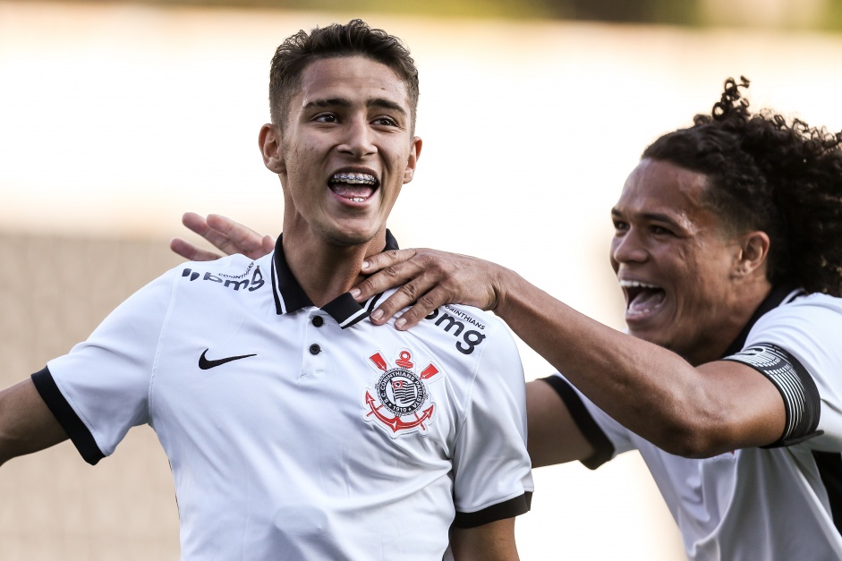 Keven comemorando gol contra o Atltico-GO, pelo Brasileiro Sub-20