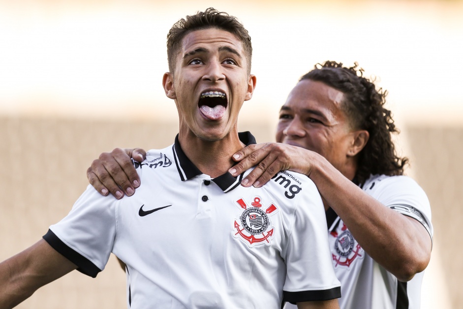 Keven e Reginaldo comemoram gol na partida entre Corinthians e Atltico-GO, pelo Sub-20