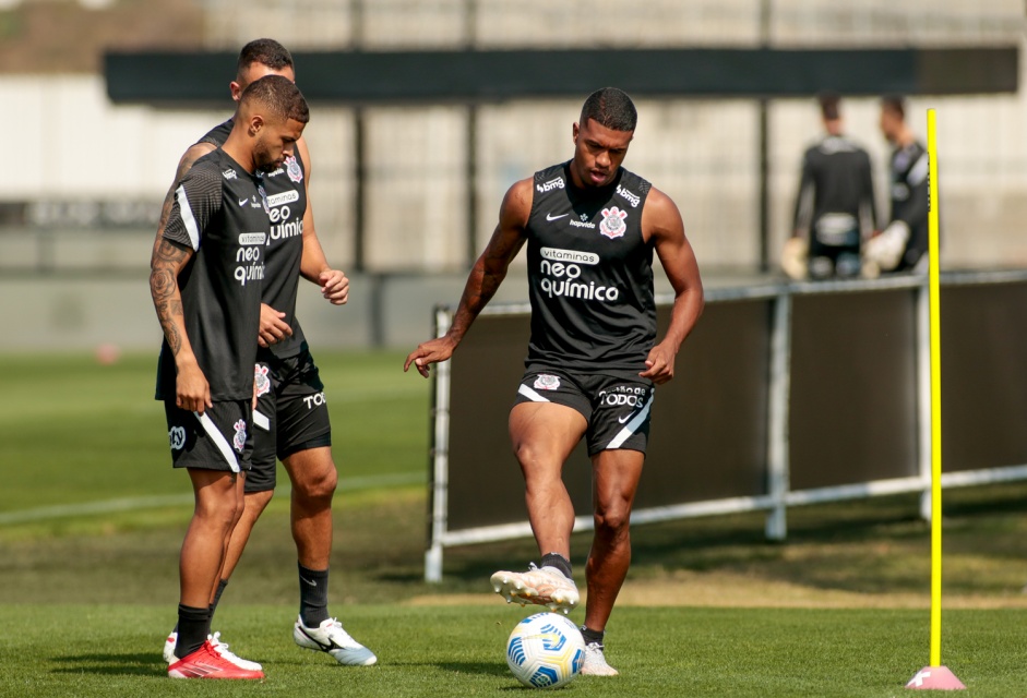 Vitinho e Lo Natel finaliza treino para duelo entre Corinthians e Athletico-PR