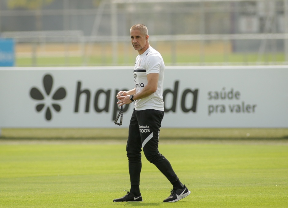 Tcnico Sylvinho ir buscar os primeiros trs pontos em um clssico no comando do Corinthians neste sbado, contra o Palmeiras