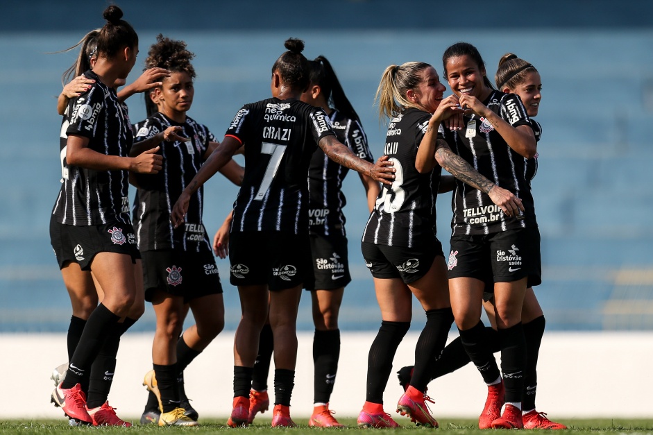 Jogadoras durante partida entre Corinthians e So Jos, pelo Campeonato Paulista Feminino