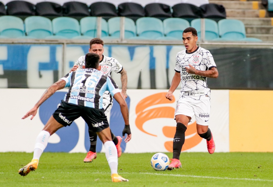 Du Queiroz durante partida entre Corinthians e Grêmio, pelo Campeonato Brasileiro