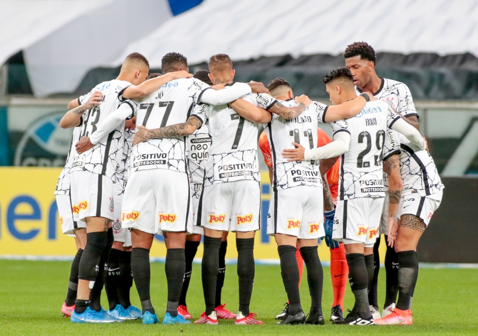 Elenco reunido durante partida entre Corinthians e Grêmio, pelo Campeonato Brasileiro