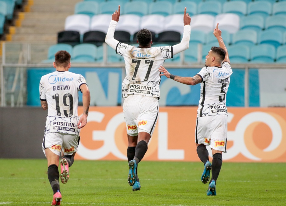 Jô comemorando seu gol contra o Grêmio, pelo Brasileirão