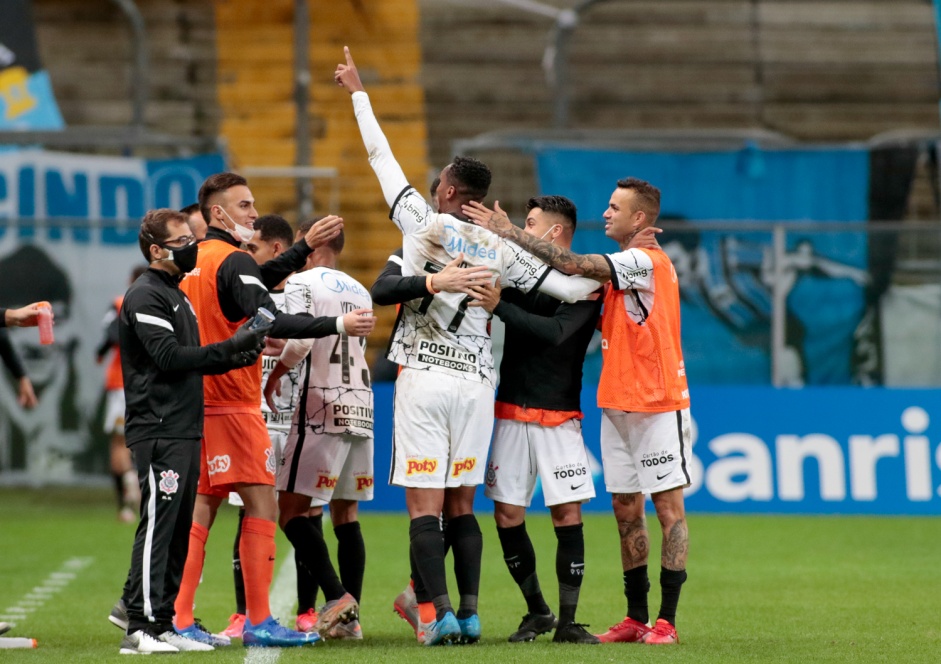 Jô comemorando seu gol no jogo entre Corinthians e Grêmio, na casa adversária, pelo Brasileirão